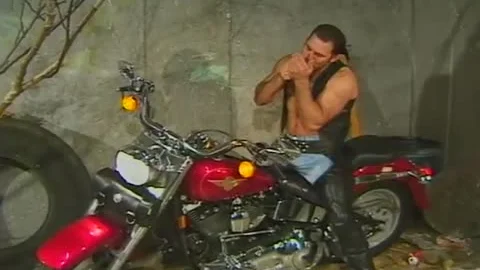 Hank Hightower le da un buen pollazo a Josh Evers